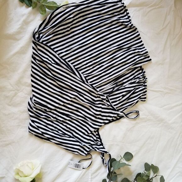 Torrid 1X black and white striper jumper NWT - Picture 11 of 11